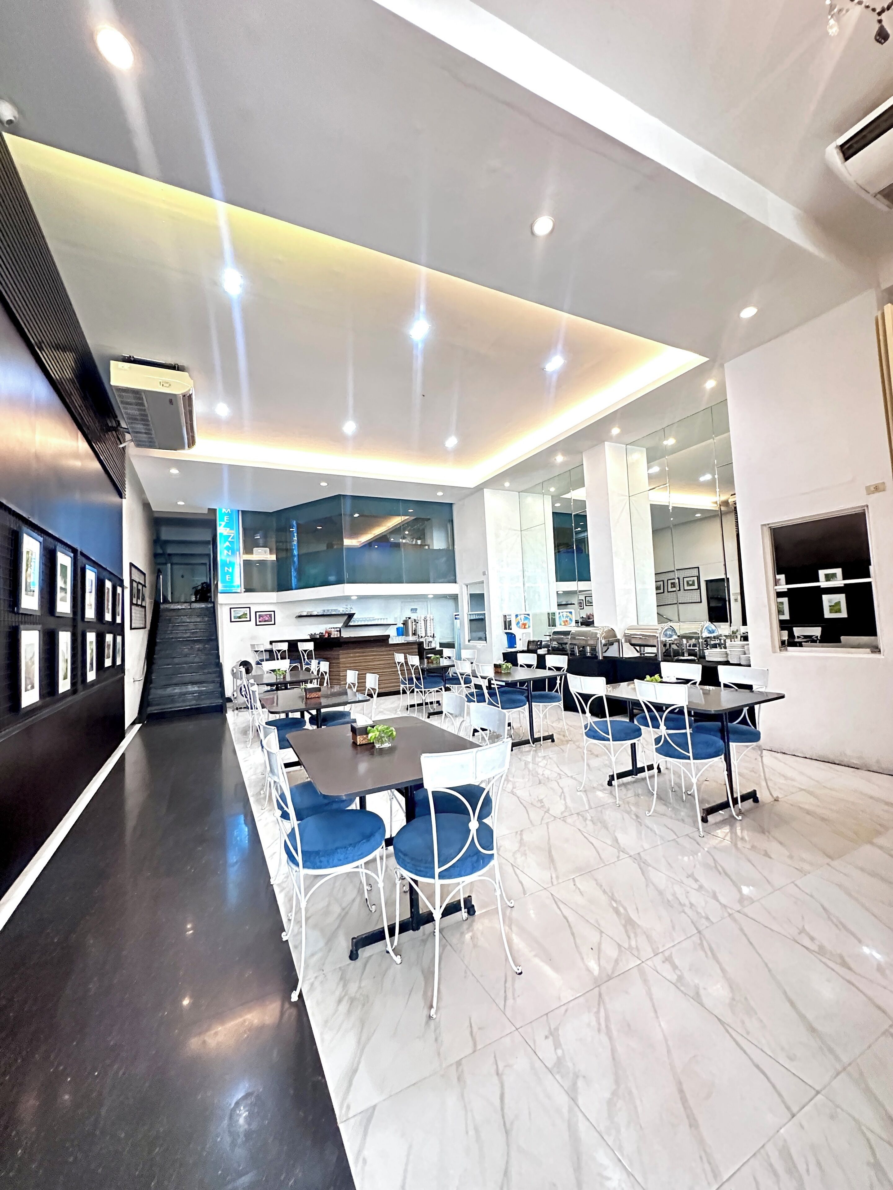 Melayani sarapan, makan siang, dan makan malam