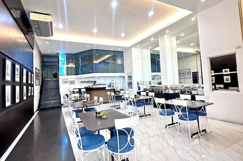 S'hi serveixen esmorzars, dinars i sopars