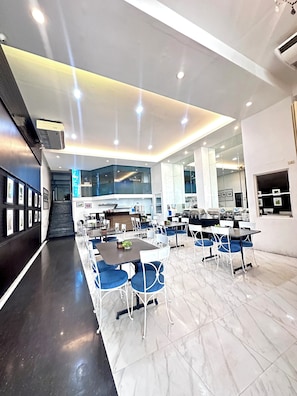 Petit déjeuner, déjeuner et dîner servis sur place