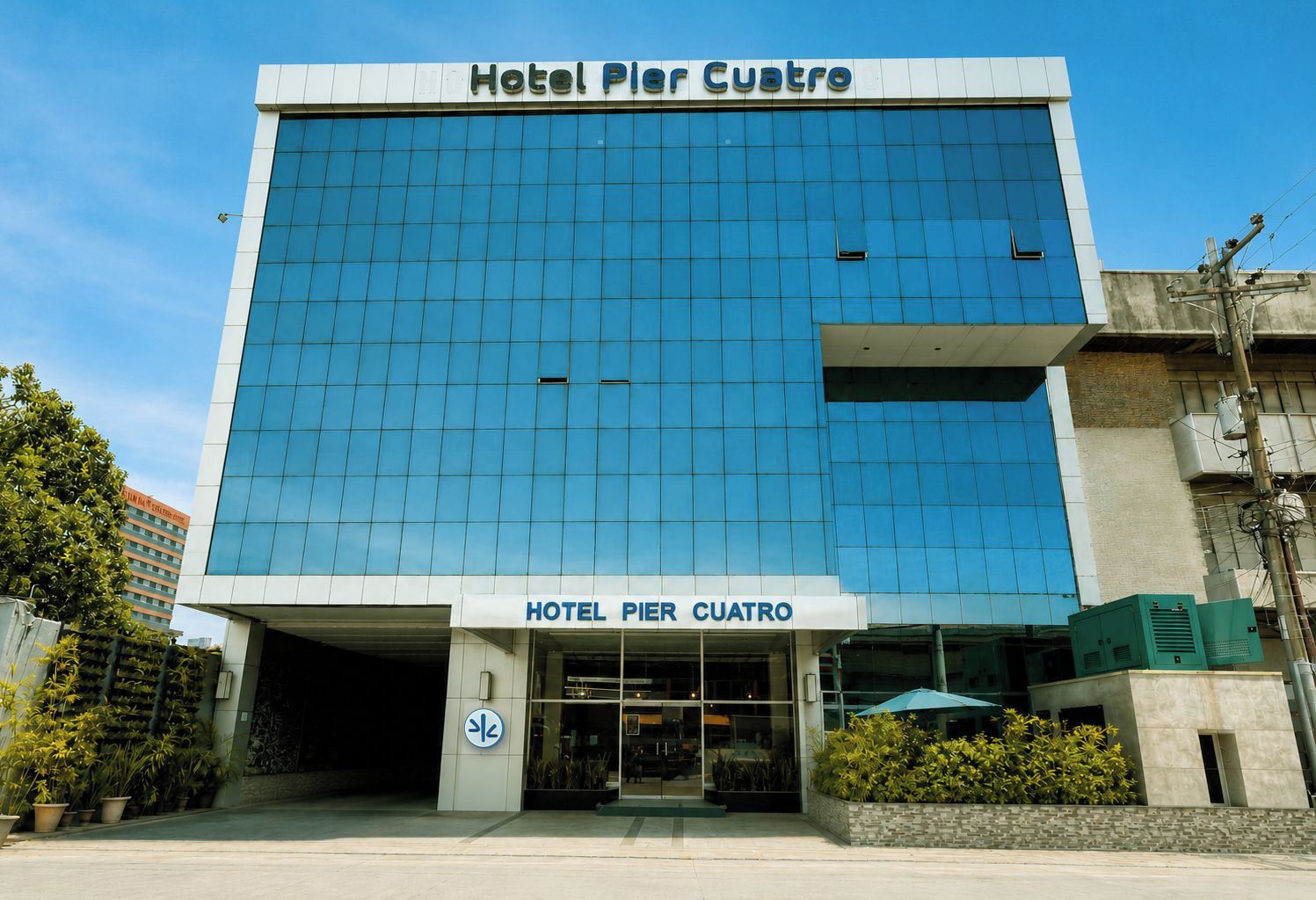 A modern hotel building with a prominent sign reading 'Hotel Pier Cuatro.'