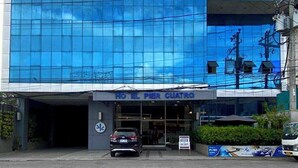 Ein modernes Hotel mit einer großen Glasfassade, die den Himmel spiegelt.