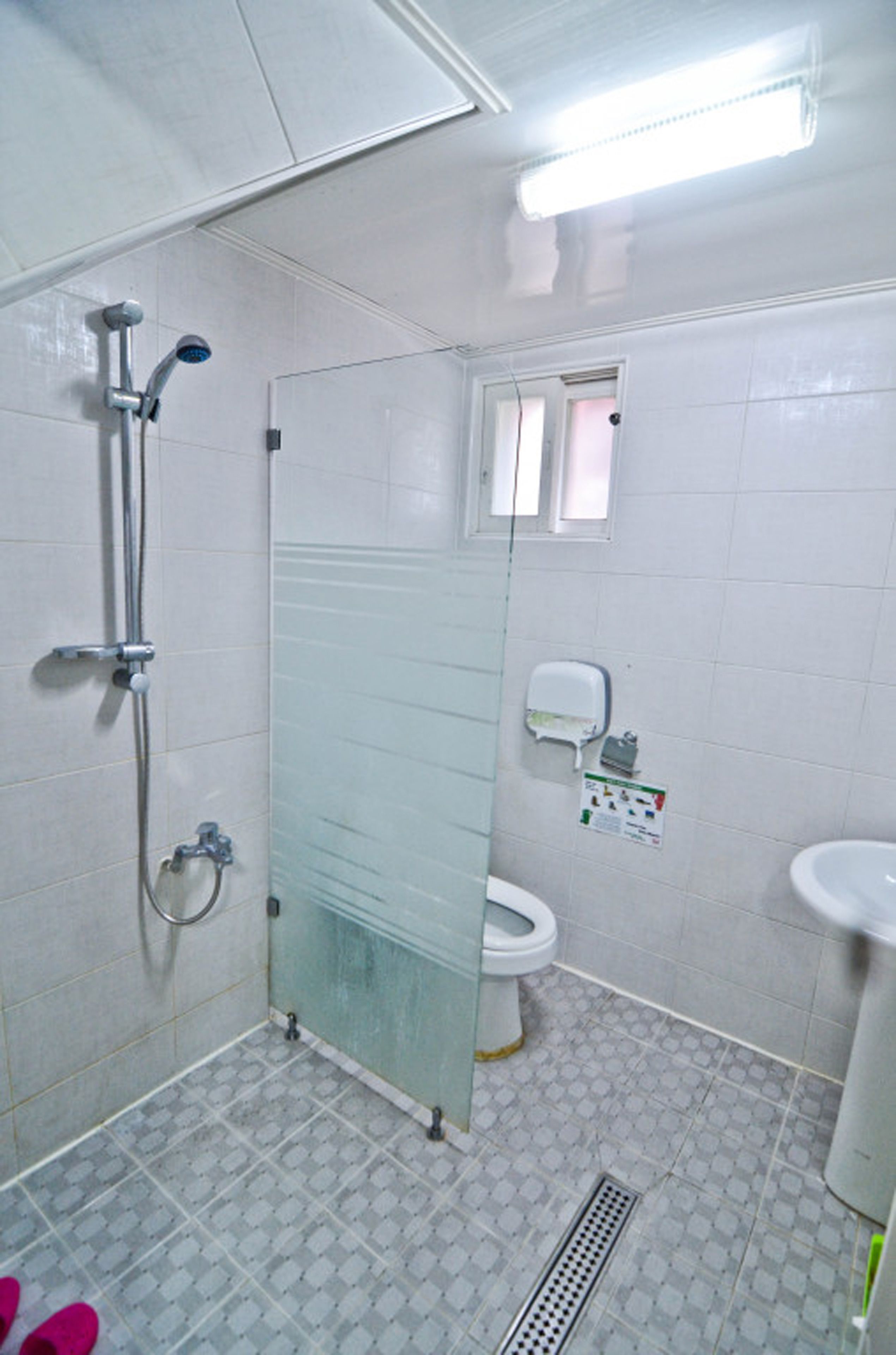 Chuveiro, secador de cabelo (mediante solicitação), chinelos 