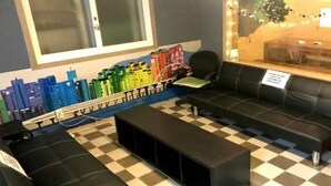 Shower, hair dryer (on request), slippers, towels - Kimchee Hongdae Guesthouse - Hostel (Seoul)