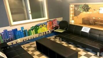 Ducha, secador de pelo, pantuflas, toallas