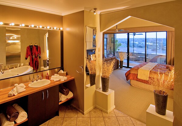 Suite | Badkamervoorzieningen | Een aparte badkuip en douche, een diep bad, een regendouche