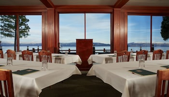 2 restaurants, lunch, dinner, brunch served; American cuisine at Sunnyside Restaurant & Lodge