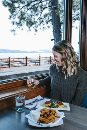 2 restaurants, serveren lunch, diner, brunch, Amerikaanse gerechten