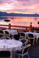 2 εστιατόρια που σερβίρουν μεσημεριανό, βραδινό με α μερικανική κουζίνα