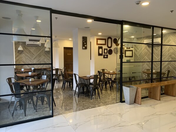 아침 식사, 점심 식사 및 저녁 식사 제공