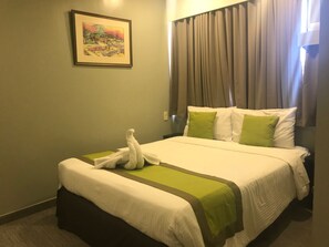 Superior Room, 1 Queen Bed | Minibar, in-room safe, desk, iron/ironing board - Cebu R Hotel - Capitol (Cebu City)
