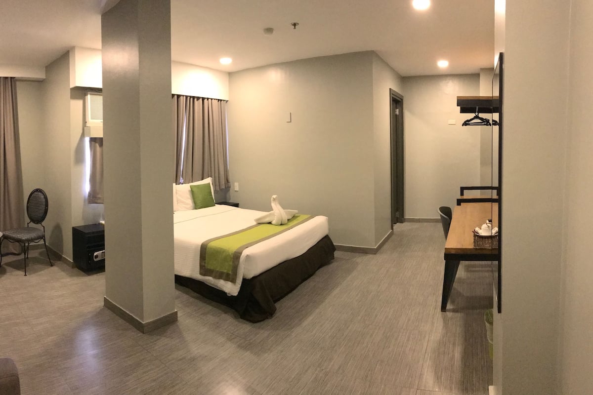 套房, 1 张大床 | 迷你吧、客房内保险箱、办公桌、熨斗/熨板