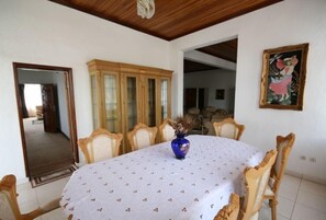 Breakfast, lunch, dinner and brunch served  - Top Hill Residence Kiriri (Bujumbura)
