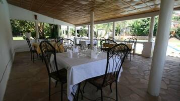 Frukost, lunch och middag serveras