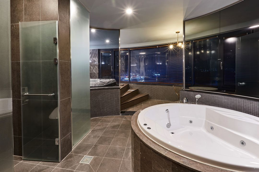 SPA Suite (Check in at 5pm) | Bathroom | Separate tub and shower, deep soaking tub, hair dryer, bathrobes