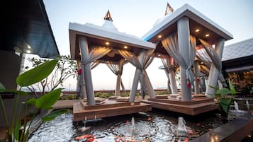 Salas de tratamiento para parejas, sauna y tina de hidromasaje