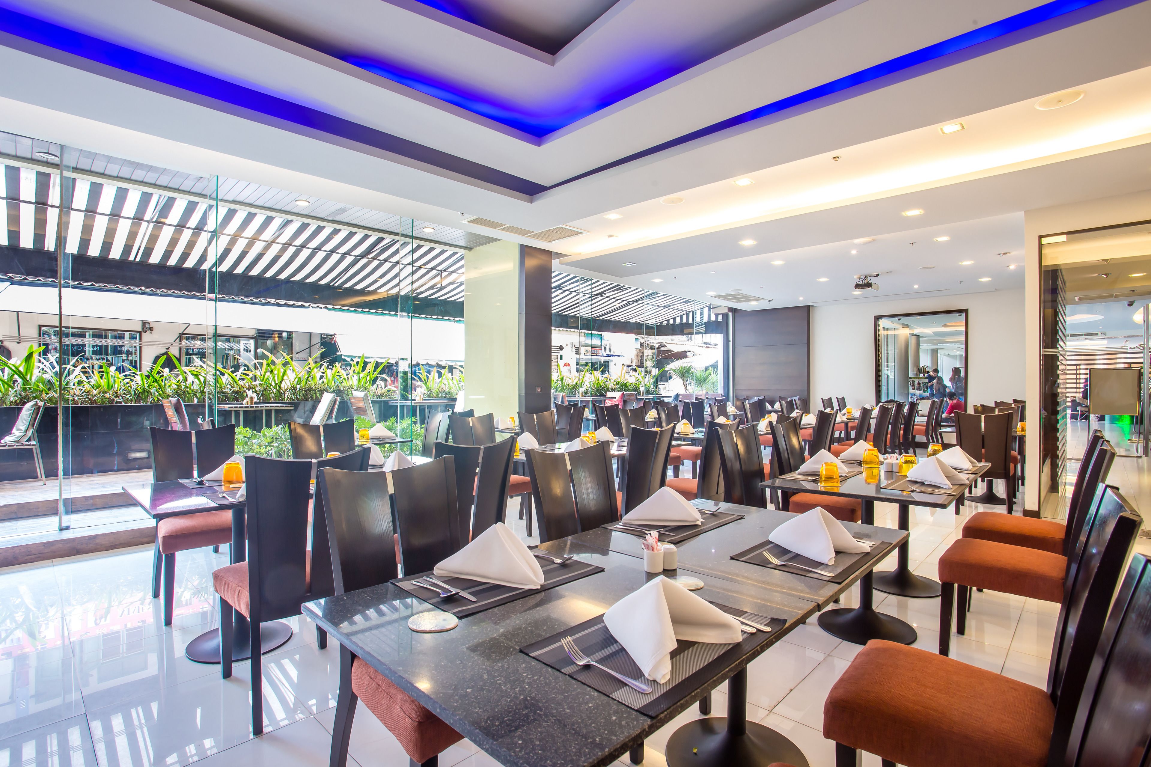 2 restaurants, lunch, dinner served; Indian cuisine