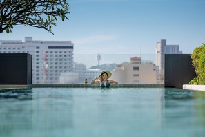 A person in a swimming pool with a cityscape in the background. - Page 10, Hotel (Pattaya)
