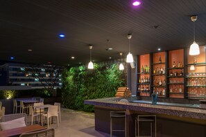 Bar tepi kolam renang