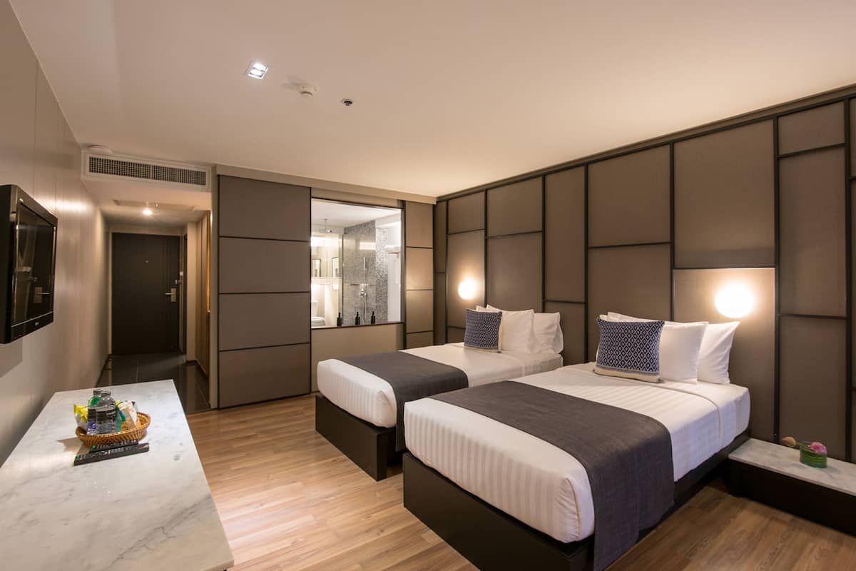 Grand Deluxe Room with Twin Bed | Minibar, brankas, meja kerja, dan kedap suara