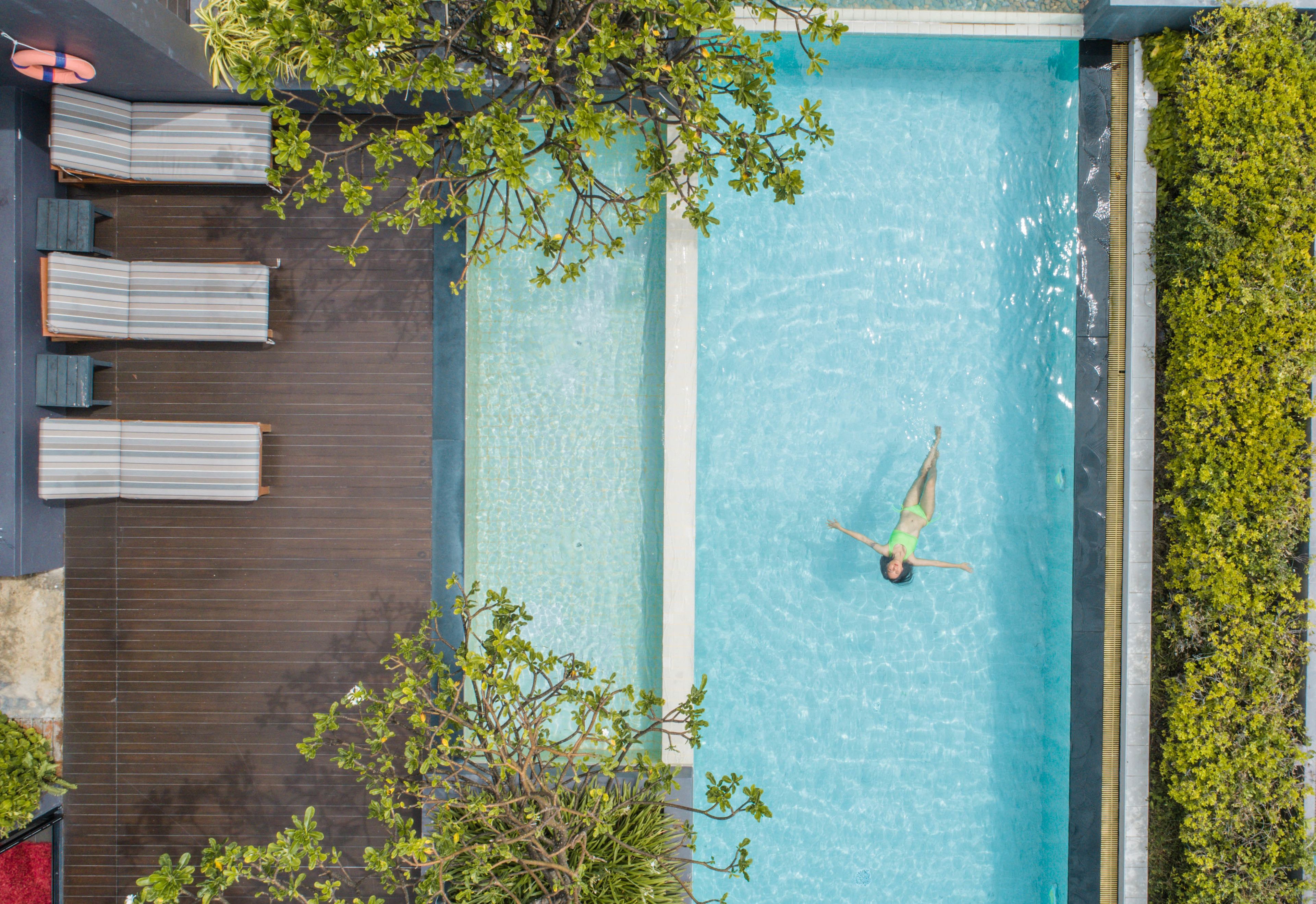 สระว่ายน้ำกลางแจ้ง