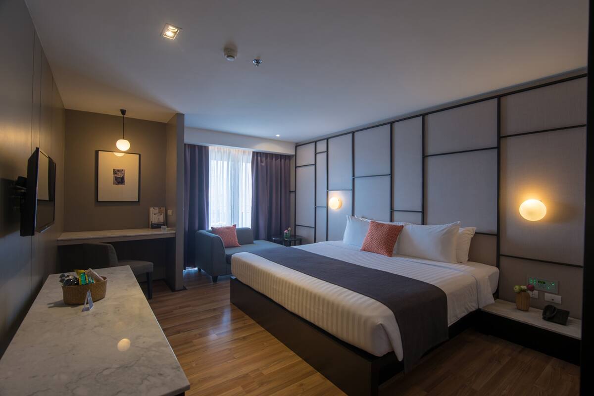 Grand Deluxe Room with King Bed | Minibar, brankas, meja kerja, dan kedap suara