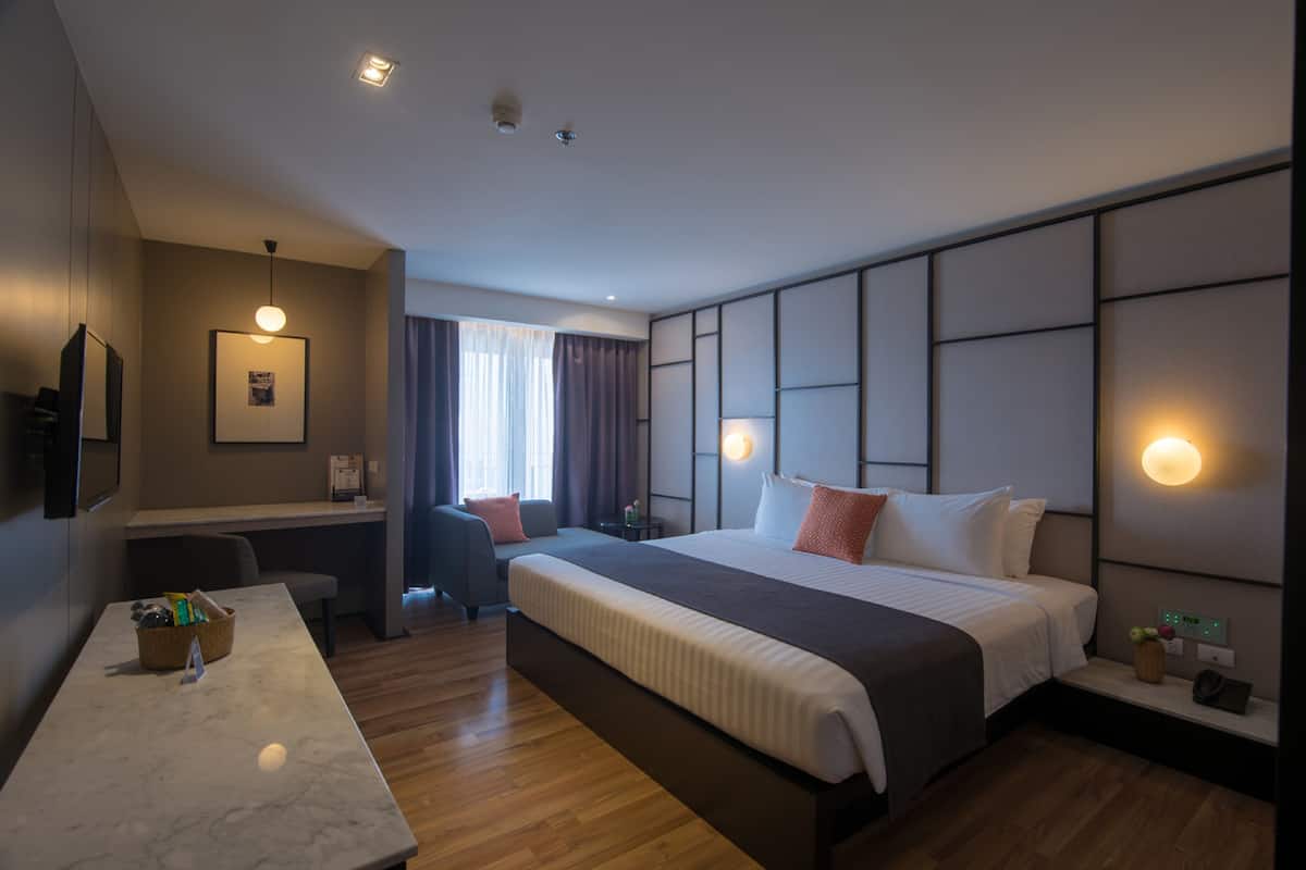 Grand Deluxe Room with King Bed | 迷你吧、客房内保险箱、办公桌、隔音