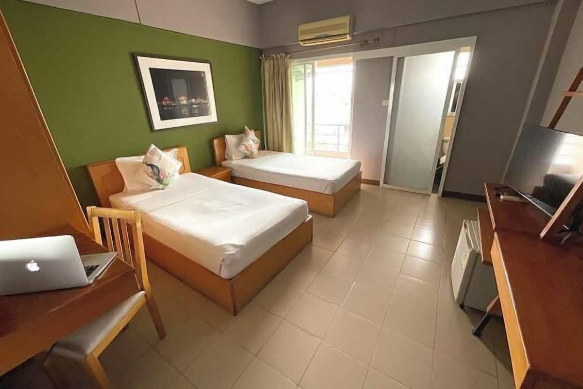 Premium bedding, pillowtop beds, desk, free WiFi