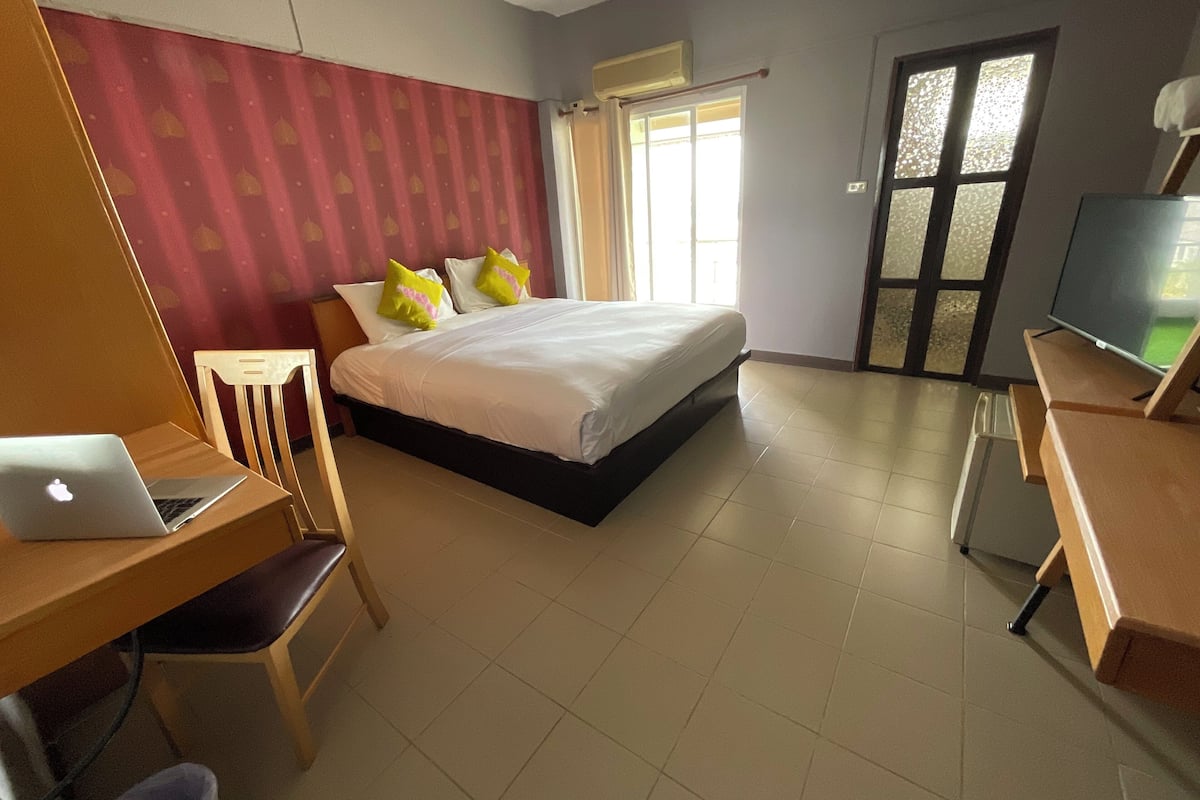 premium bedding, pillow-top beds, desk, free wifi