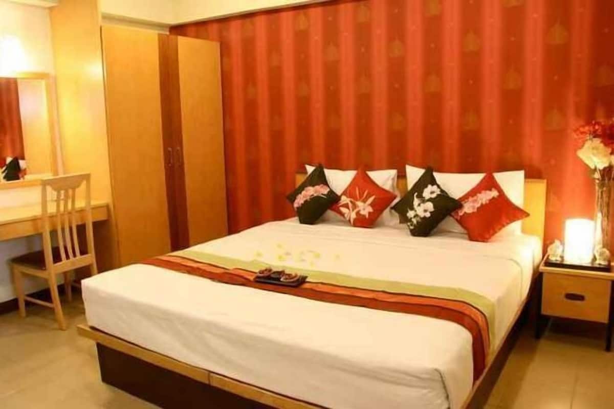 Premium bedding, pillowtop beds, desk, free WiFi