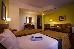 Minibar, in-room safe, laptop workspace, soundproofing - Hotel Camões (Ponta Delgada)