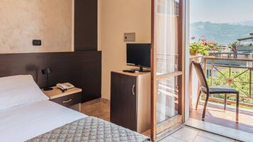 Doppia Comfort, balcone | Minibar, una cassaforte in camera, una scrivania