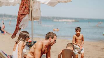 Beach nearby, free beach shuttle, sun-loungers, beach umbrellas