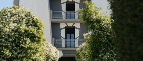 Vista frontal de la propiedad