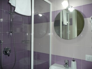 Habitació estàndard, 1 llit doble | Bany | Dutxa, articles de tocador gratuïts, assecador de cabells i bidet 