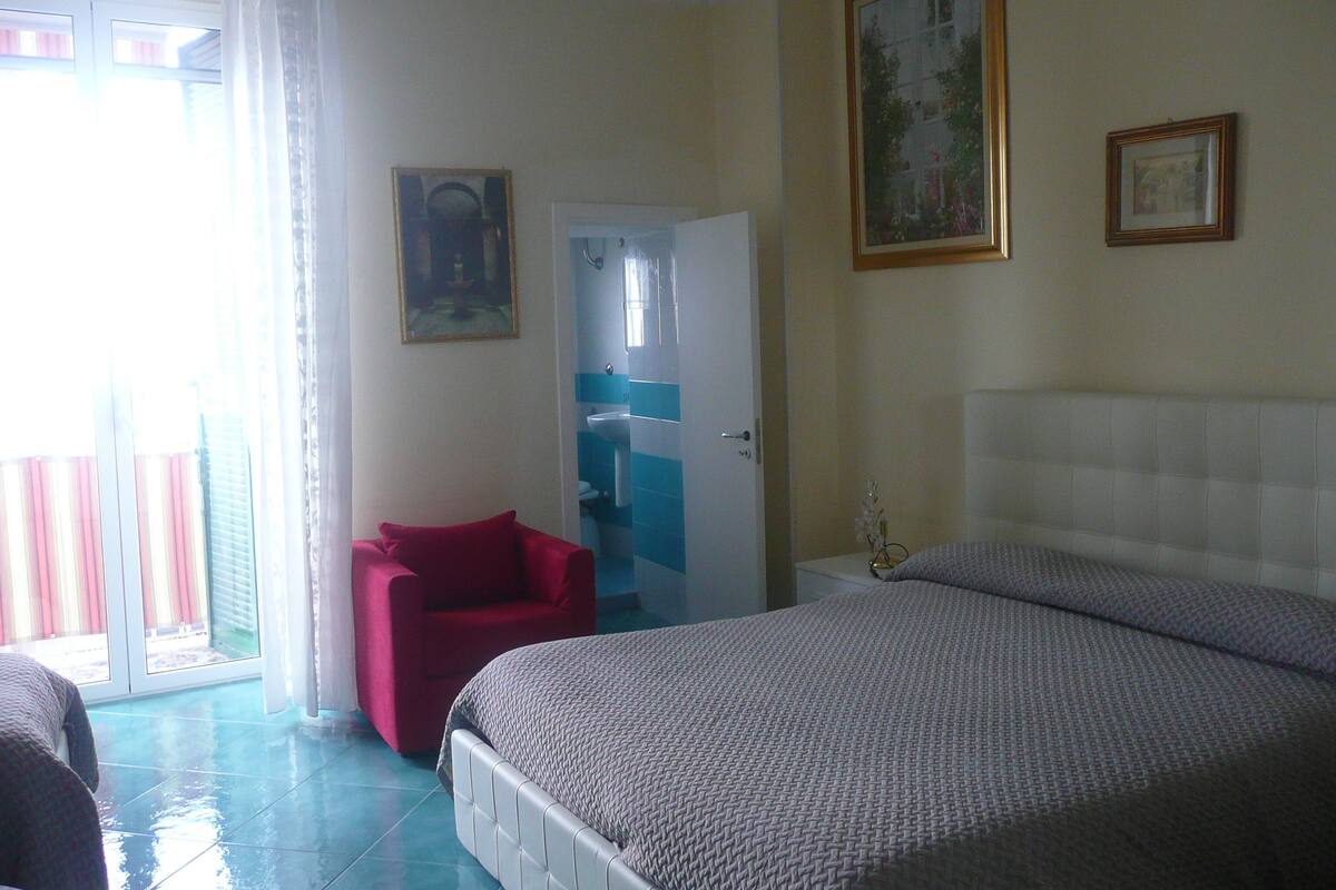 Kamar Quadruple Keluarga, pemandangan laut | 1 kamar tidur, seprai premium, bantalan ekstra lembut, dan brankas