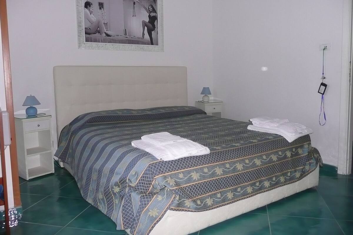 Kamar Comfort, pemandangan laut | 1 kamar tidur, seprai premium, bantalan ekstra lembut, dan brankas