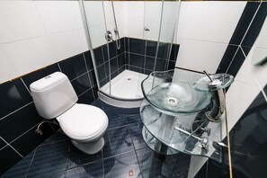 Standard Double Room | Bathroom | Free toiletries, hair dryer - Ezio Palace Hotel (Codru)
