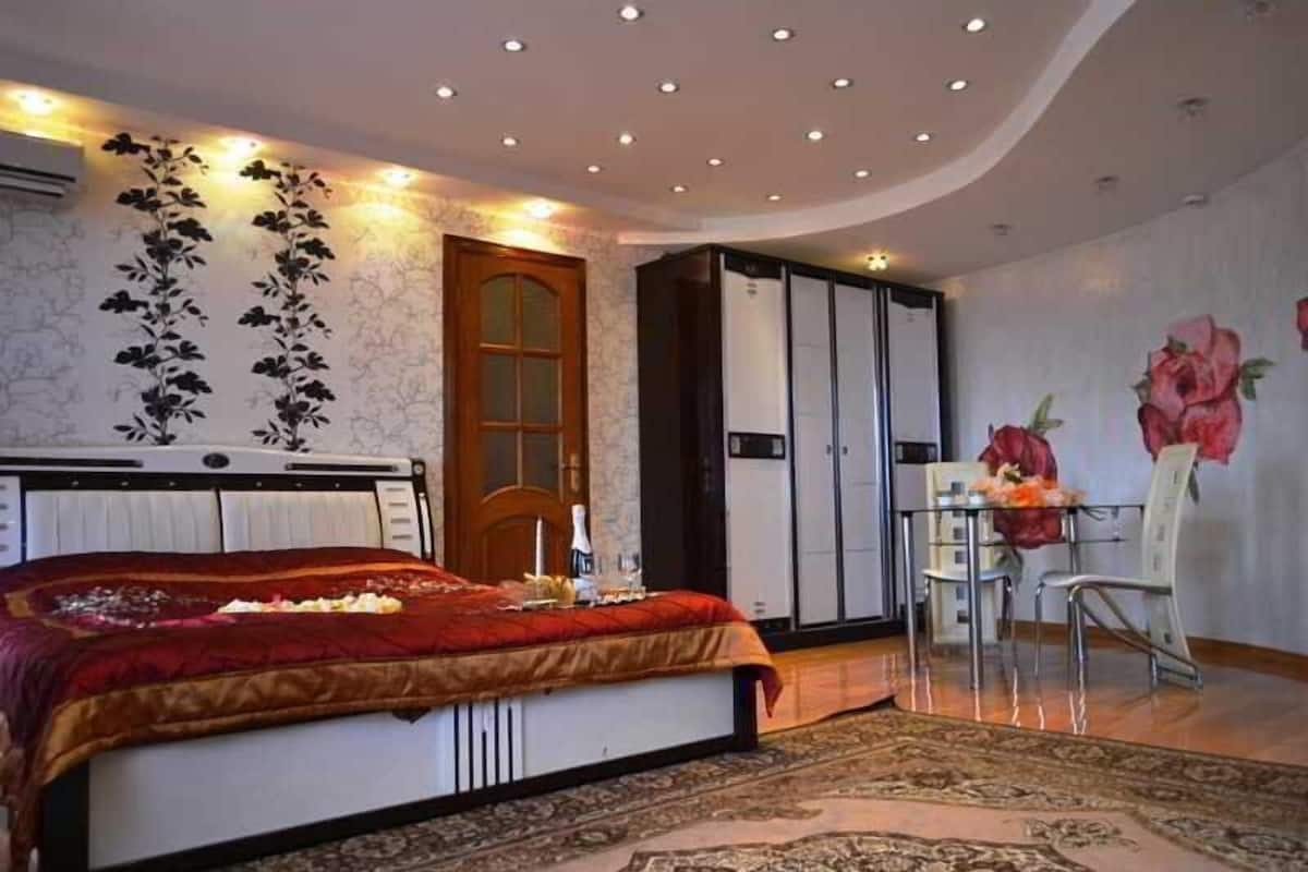 In-room safe, WiFi (free)