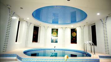 Kolam renang indoor