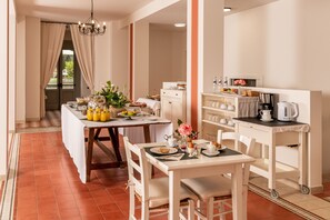 Free daily continental breakfast  - Villa Clementina, Prosecco Country Hotel (San Pietro di Feletto)