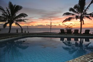 Una piscina al aire libre, tumbonas