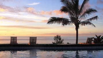 Piscina externa, espreguiçadeiras