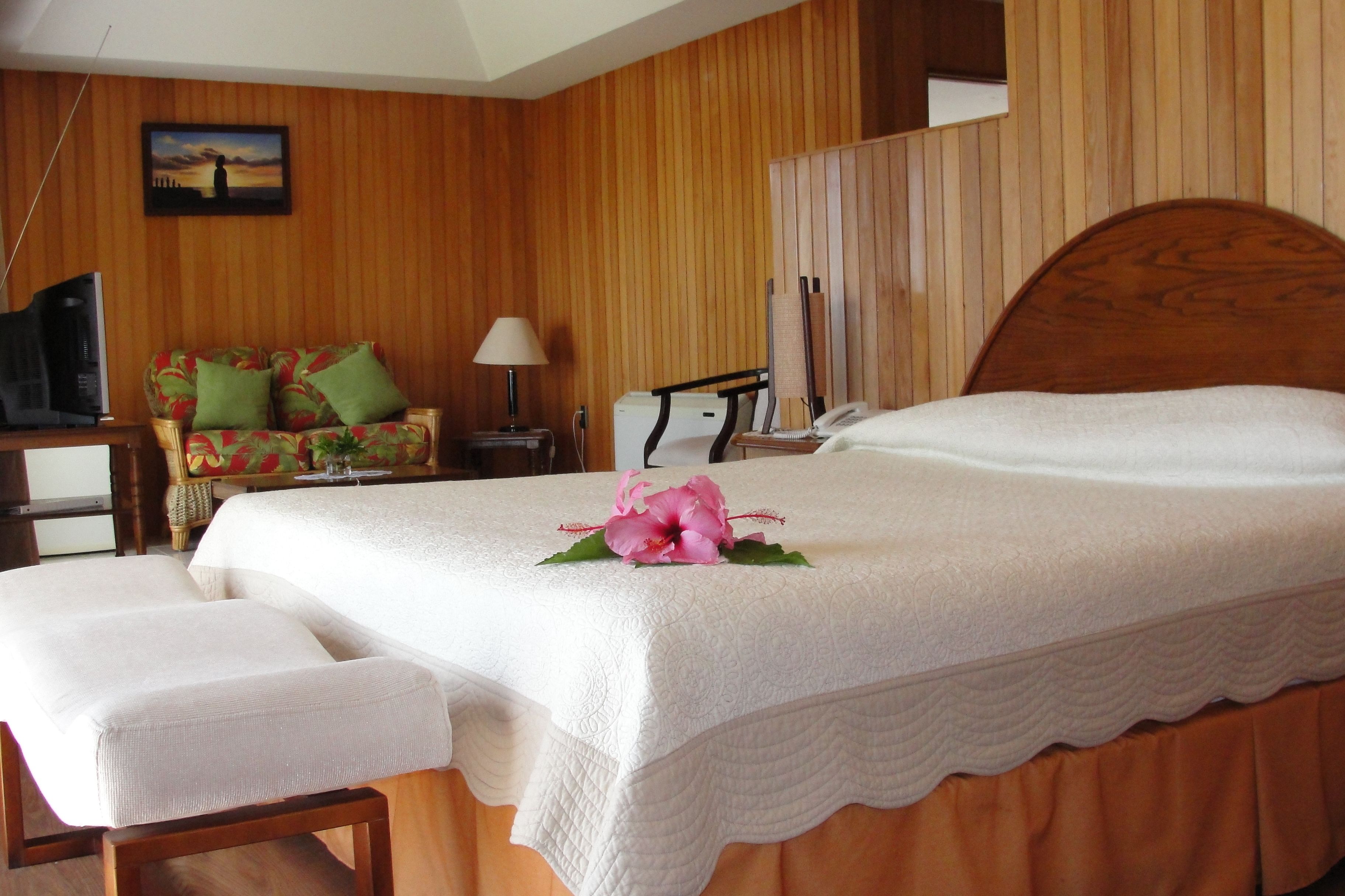 Sviitti | Tallelokero huoneessa, työpöytä, vuodevaatteet