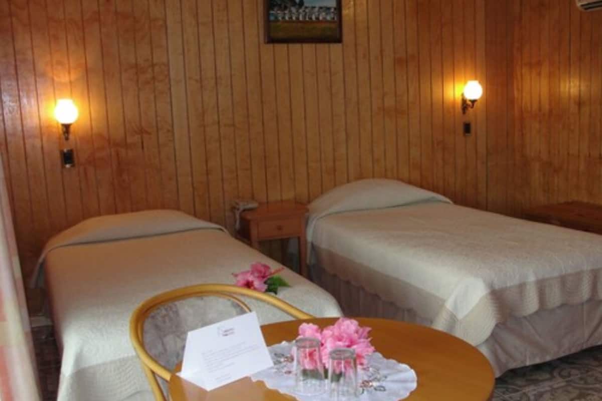 In-room safe, desk, bed sheets