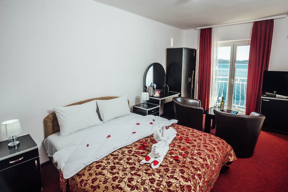 Superior Room, 1 Queen Bed, Sea View | Minibar, in-room safe, individually decorated, individually furnished