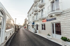 Front of property - Hotel Azzurro (Bijela)