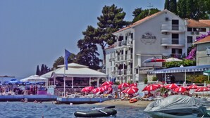 On the beach - Hotel Azzurro (Bijela)