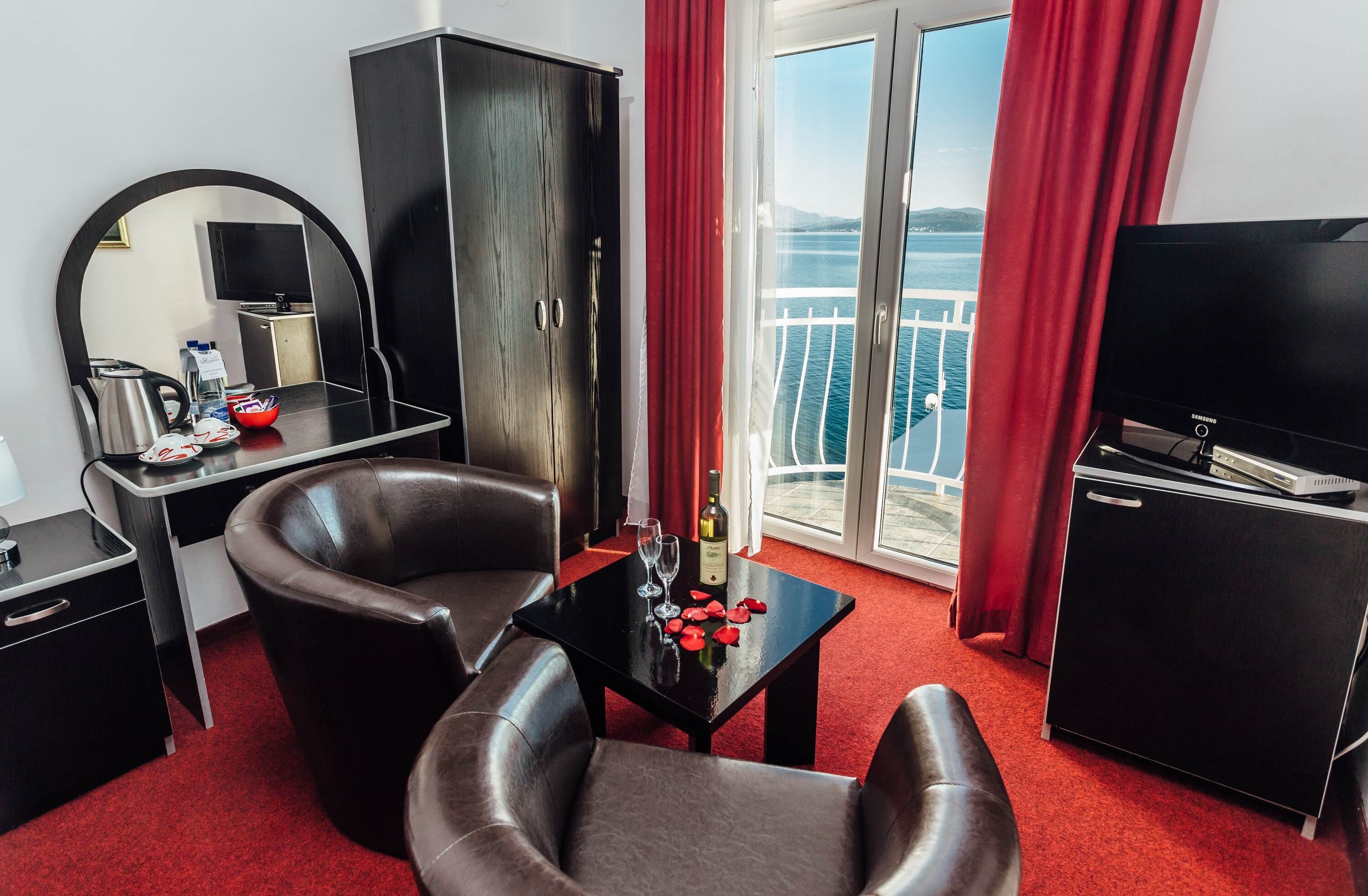 superior room, 1 queen bed, sea view | minibar, in-room safe, individually decorated, individually furnished