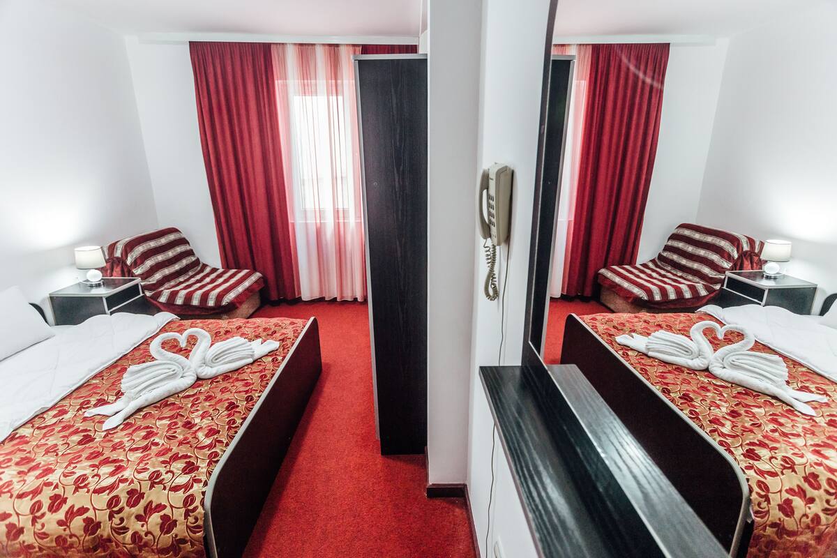 Habitación económica, 1 cama King size | Minibar, caja de seguridad en la habitación y escritorio
