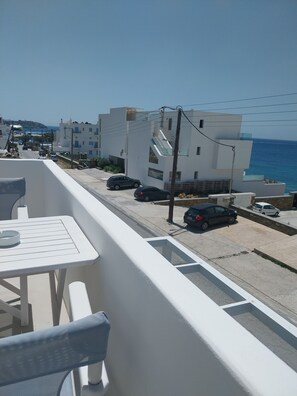 In-room safe, soundproofing, free WiFi, bed sheets